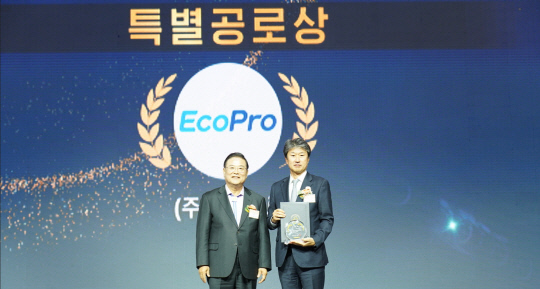 송호준(오른쪽부터) 에코프로 대표와 우동기 지방시대위원회 위원장이 지난 7일 강원도 춘천송암스포츠타운에서 열린 '2024년 지역 균형 발전 사업 우수사례 시상식'에서 특별공로상을 수상한 후 사진을 찍고 있다. 에코프로 제공.